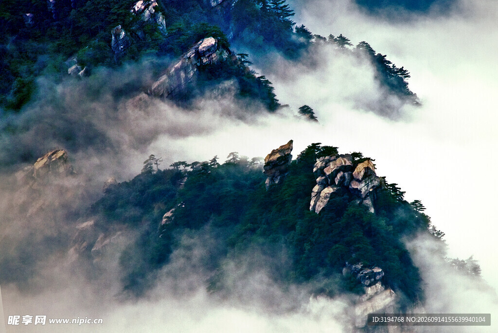 云雾缭绕的壮丽山峰