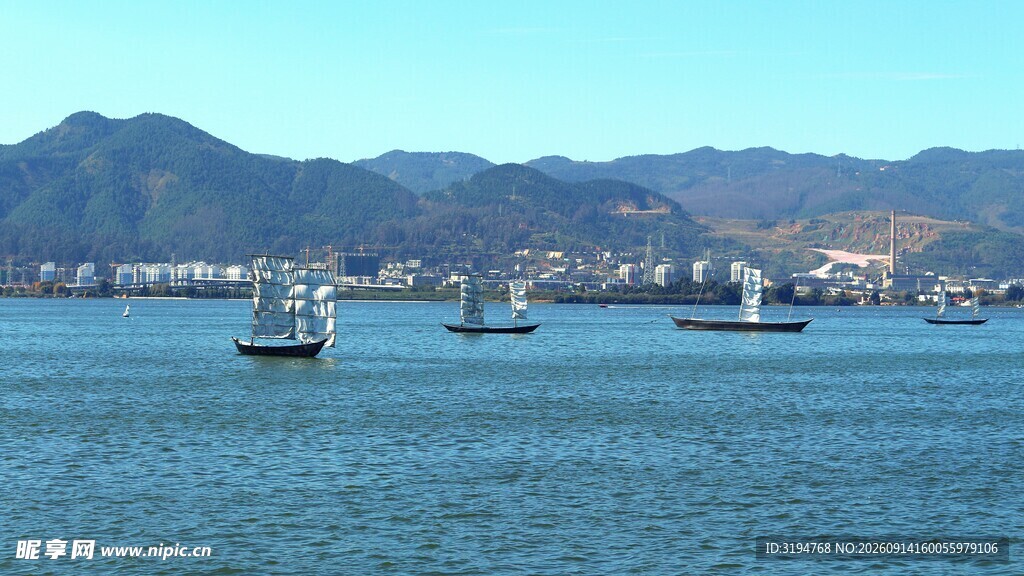 海上船只与远处山峦美景