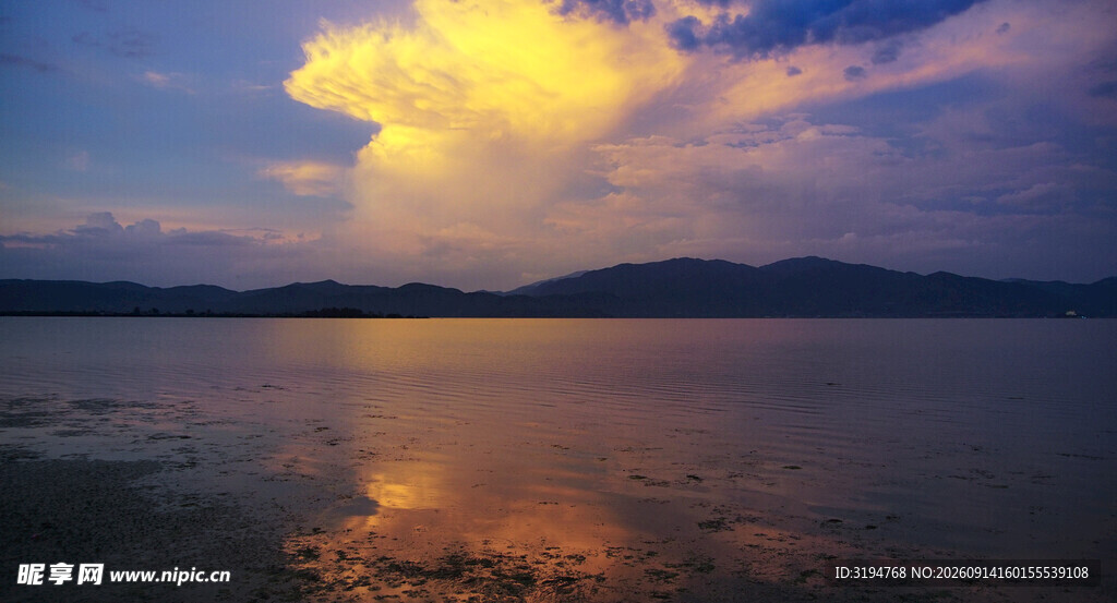 黄昏湖畔美景