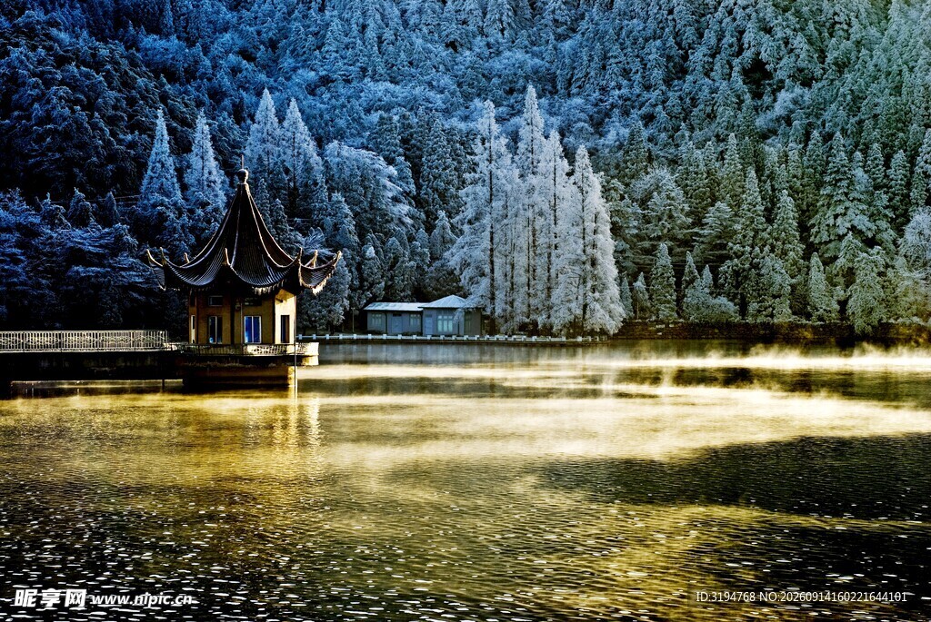 湖畔雪夜小屋静谧美景