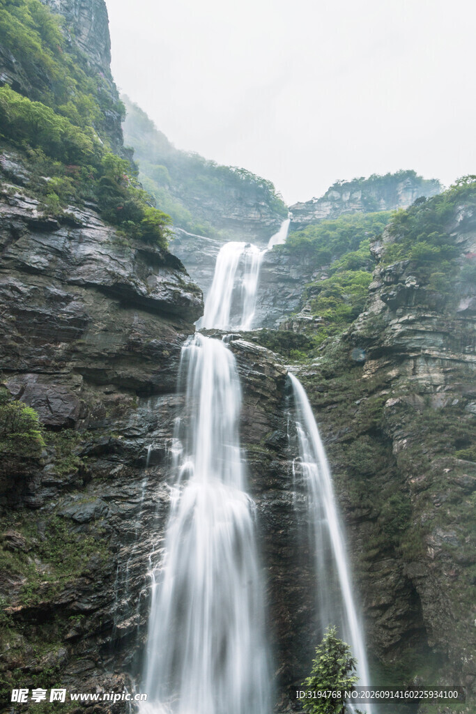 山间飞瀑自然灵动之景