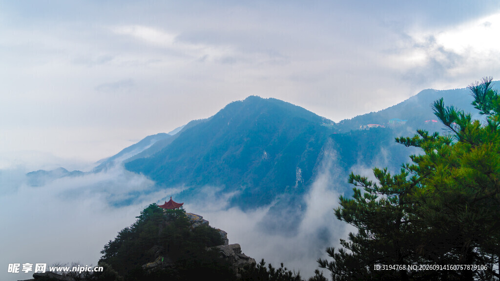 云雾缭绕的壮美山峦