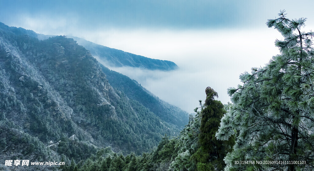 山间云雾缭绕的壮美景色