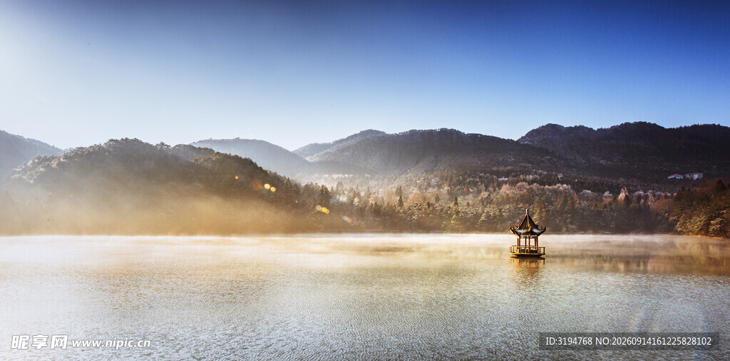 湖畔孤舟山水晨曦美景