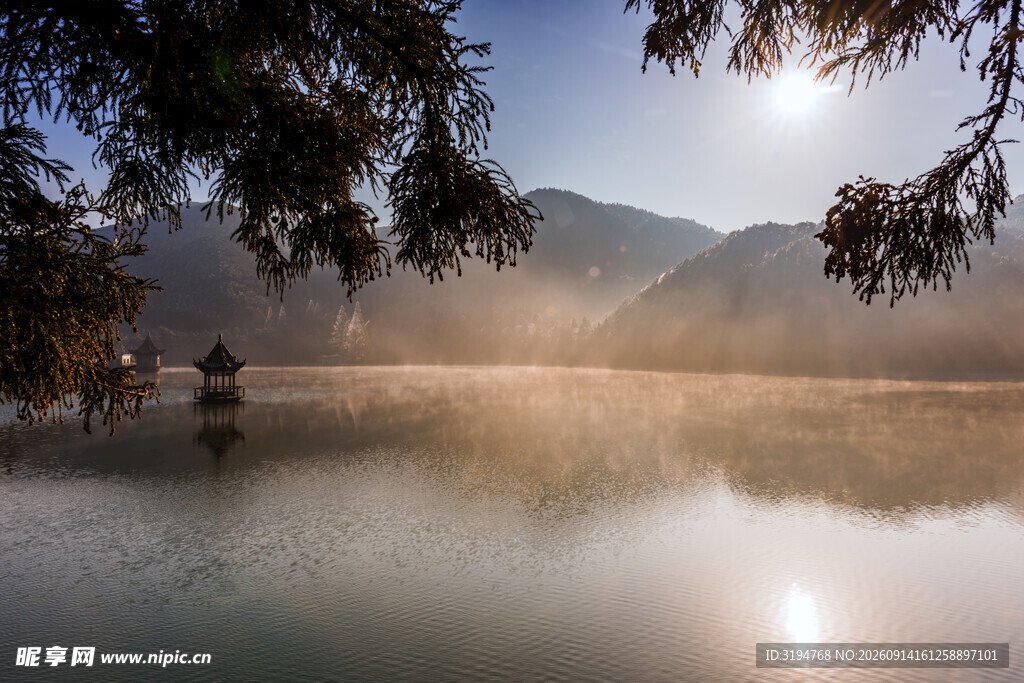 晨雾中的山水静谧美景