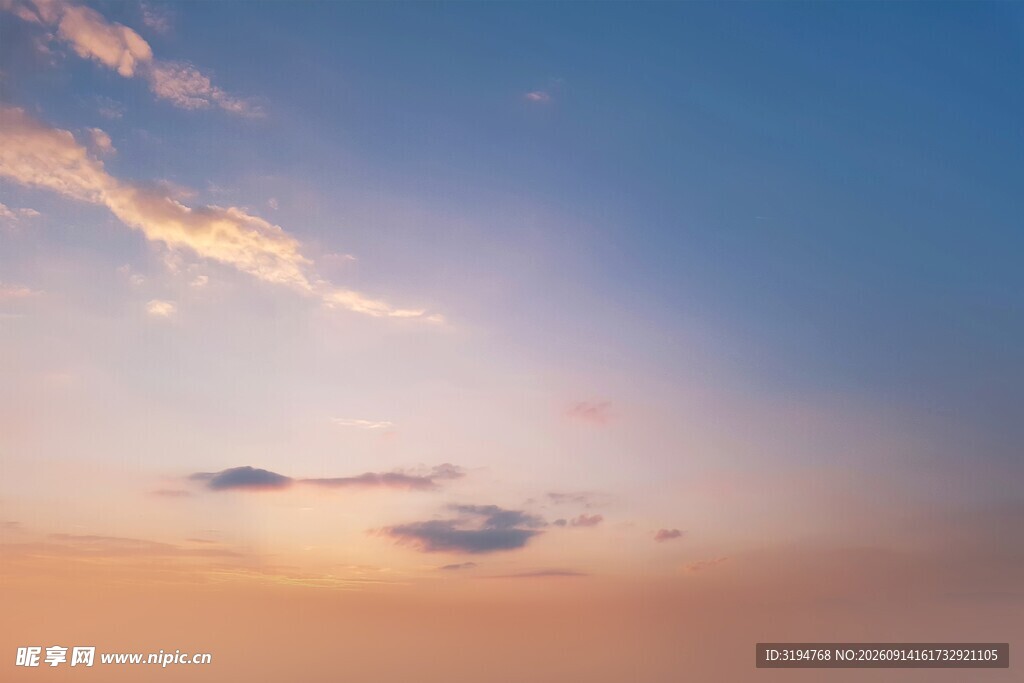 黄昏时分的美丽天空