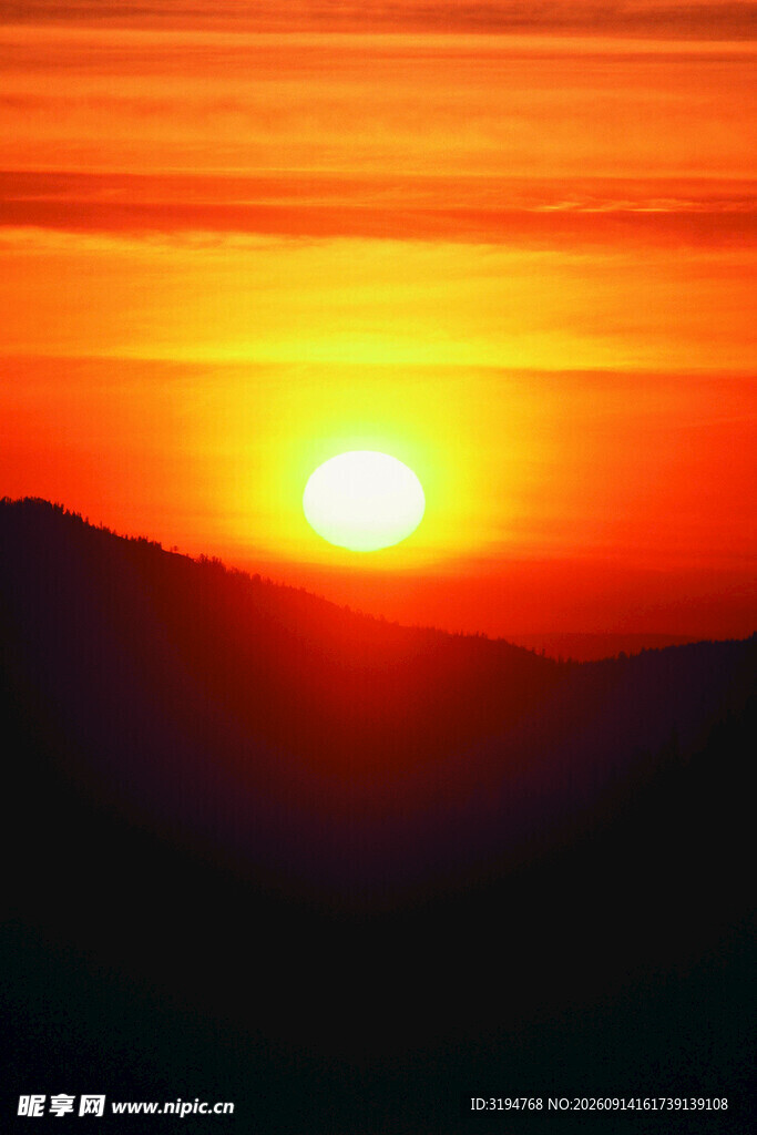 壮丽日出远山剪影