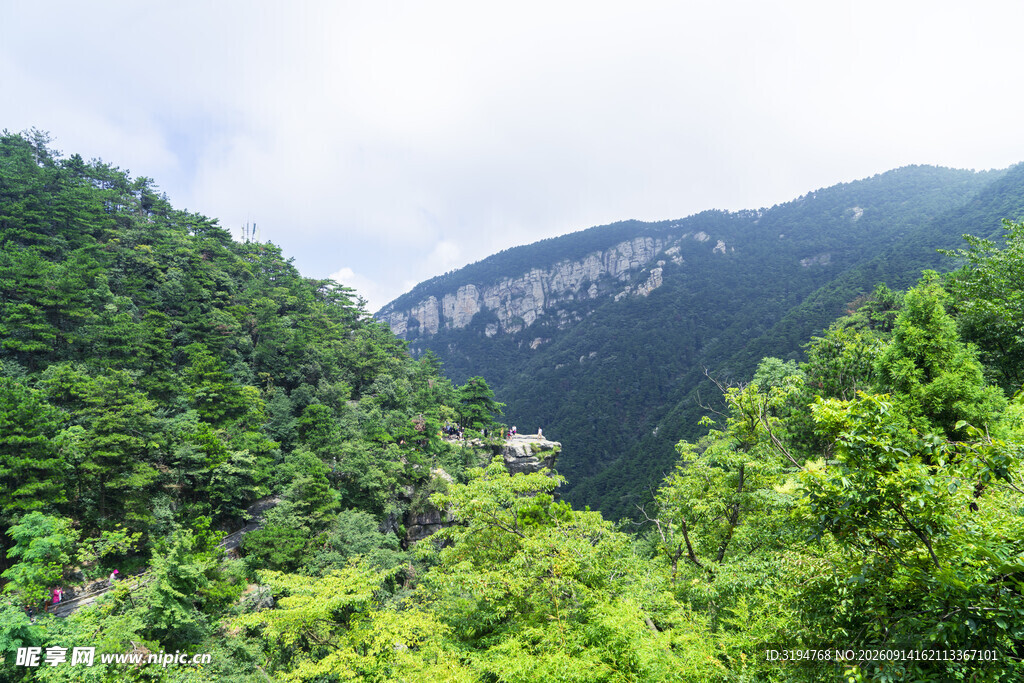 青山绿树间的秀丽山景