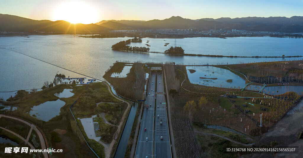 夕阳下的公路与辽阔水域