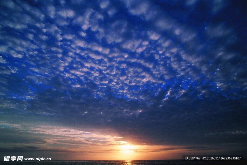 海上日出时的梦幻天空