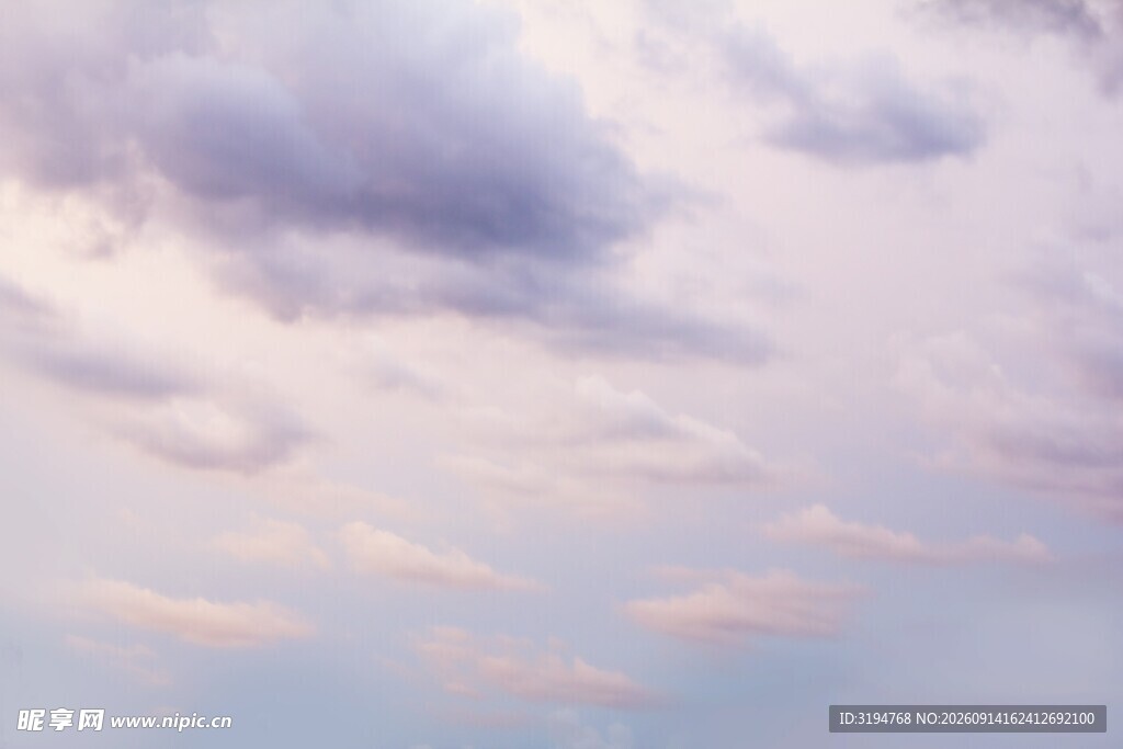 梦幻天空中的轻柔云朵