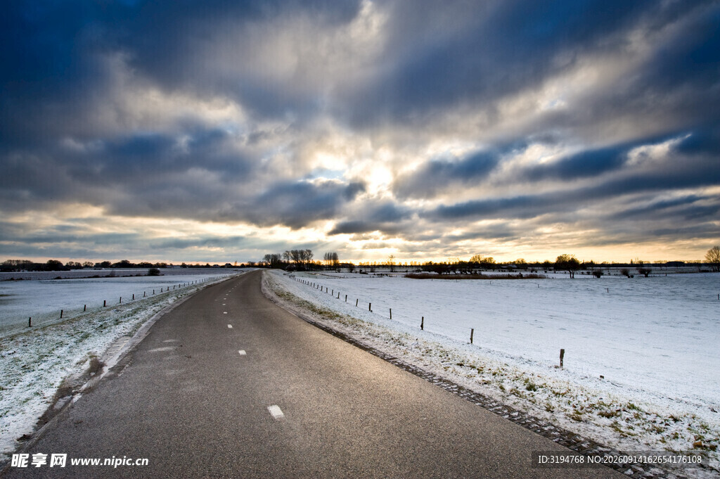 冬日雪路天边云霞美景