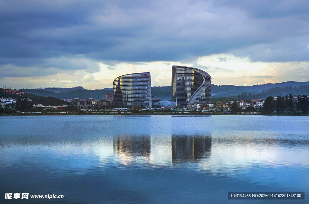 湖畔城市建筑美丽倒影
