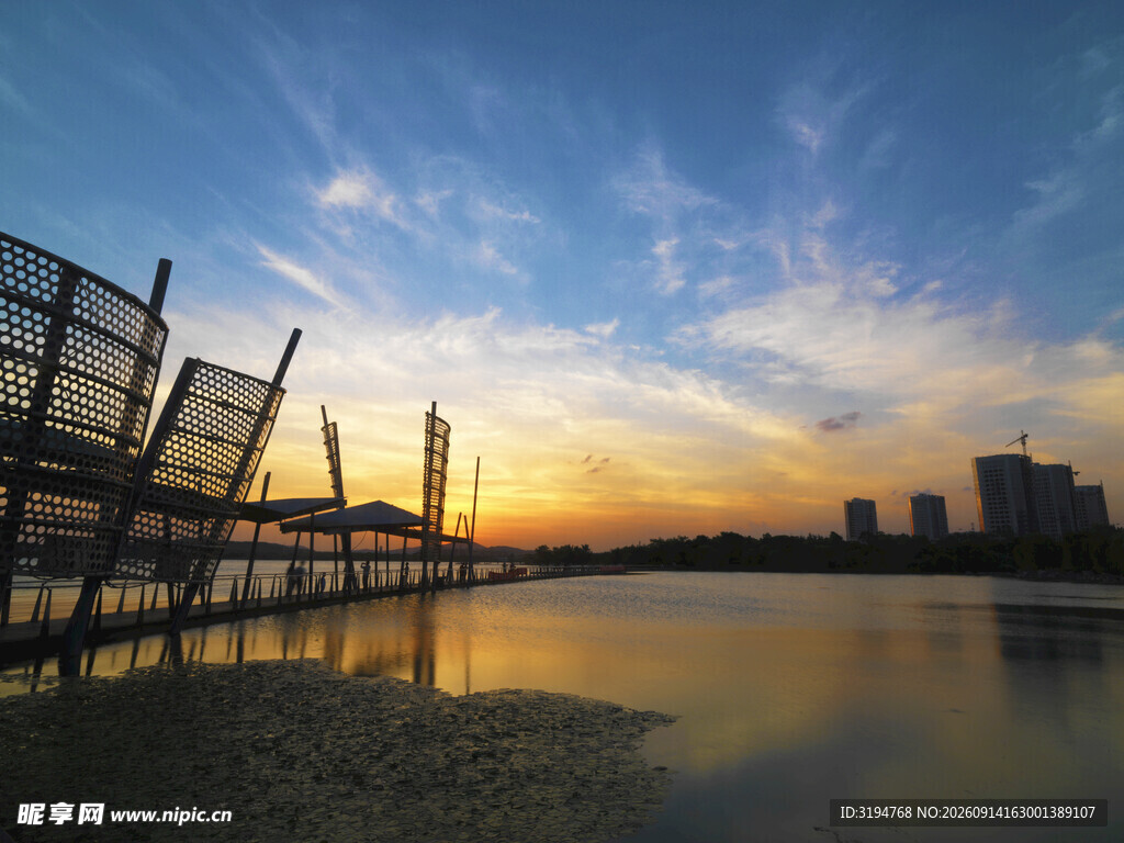 夕阳下的湖畔栈桥美景