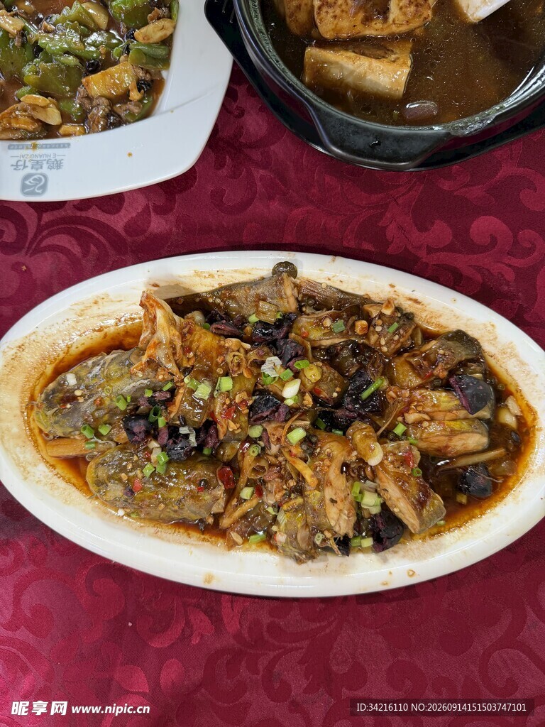 双椒榄角蒸黄骨鱼