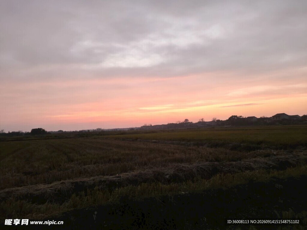 黄昏时分的田野风光