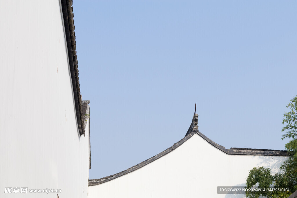 中式白墙屋顶与蓝天景致