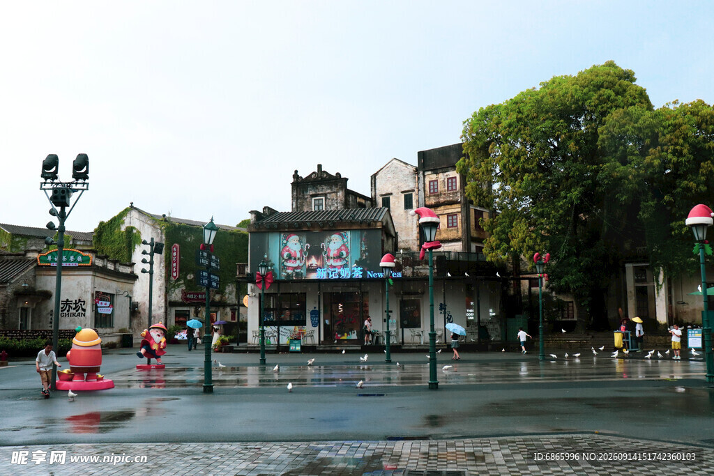 雨中城市广场休闲景象