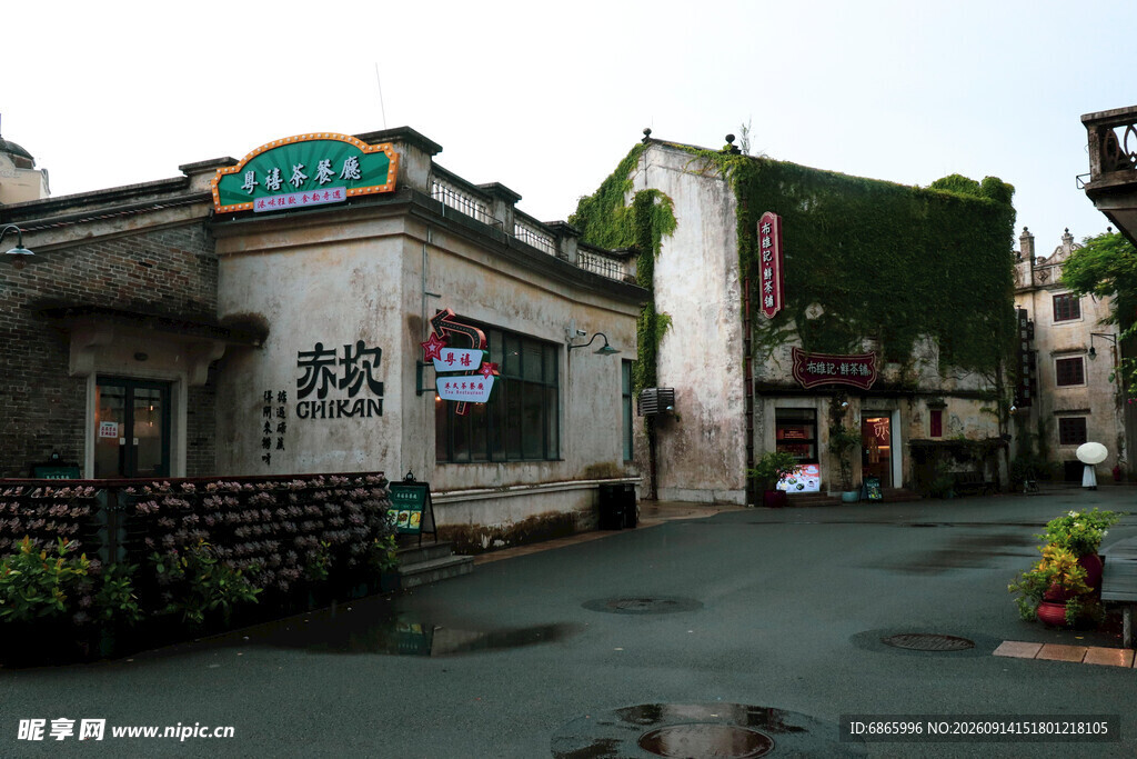 古街小店雨后静谧景象