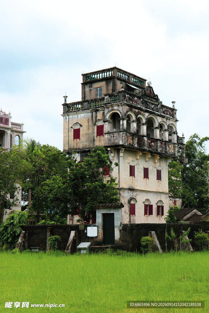 田野中的古老碉楼建筑
