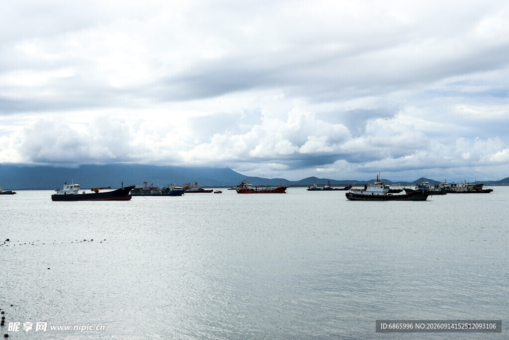 海上船只与多云天空景象