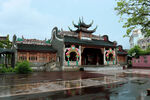 中式古建庙宇雨后景致