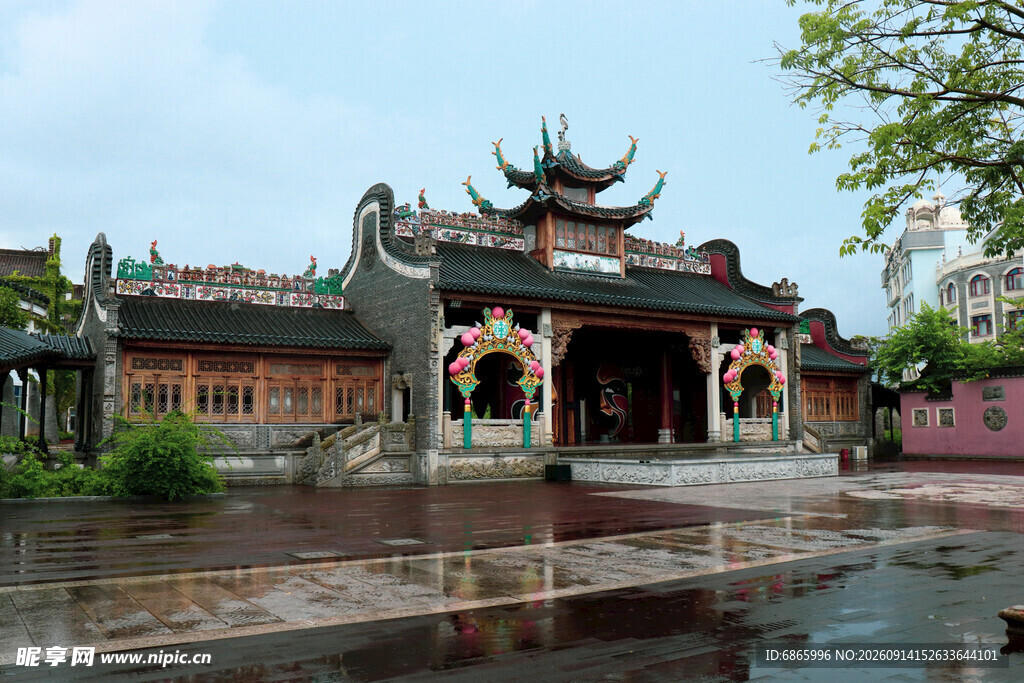 中式古建庙宇雨后景致