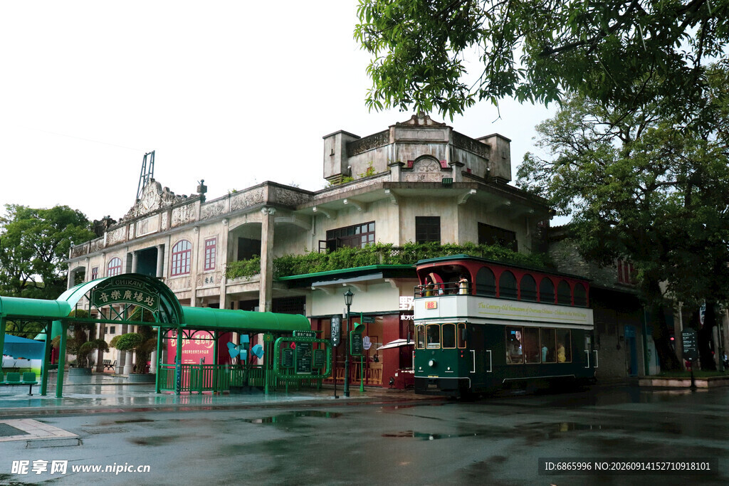 雨中欧式建筑与街边景象
