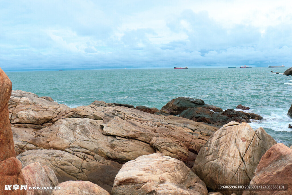 海边嶙峋礁石与辽阔海景