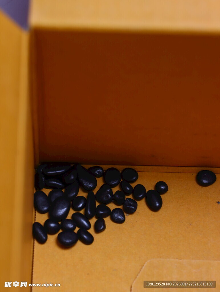 黄色盒内散落的黑色物件