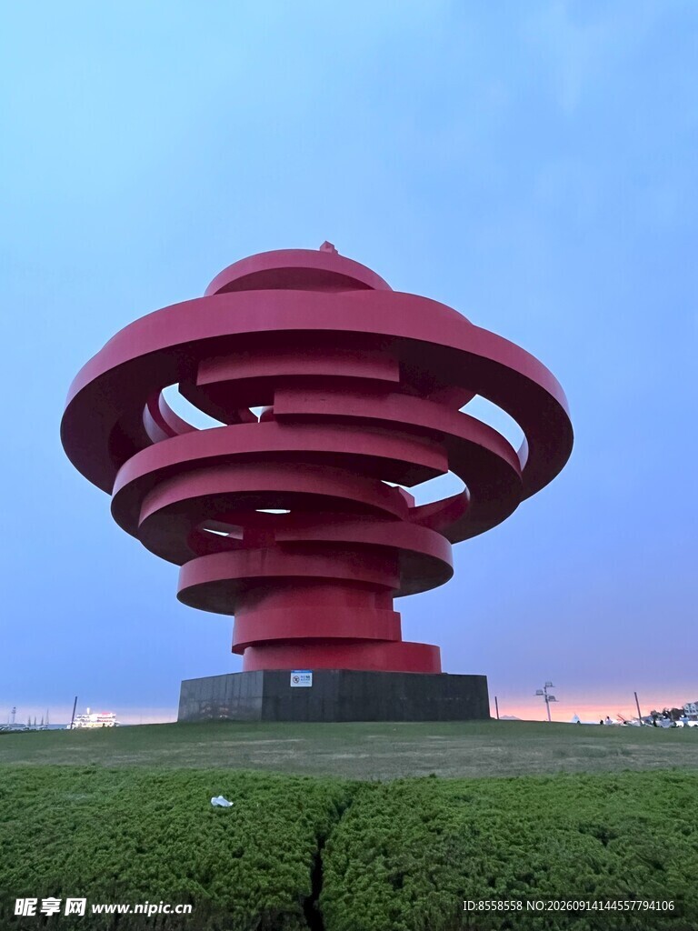 五四广场  红色螺旋雕塑景观