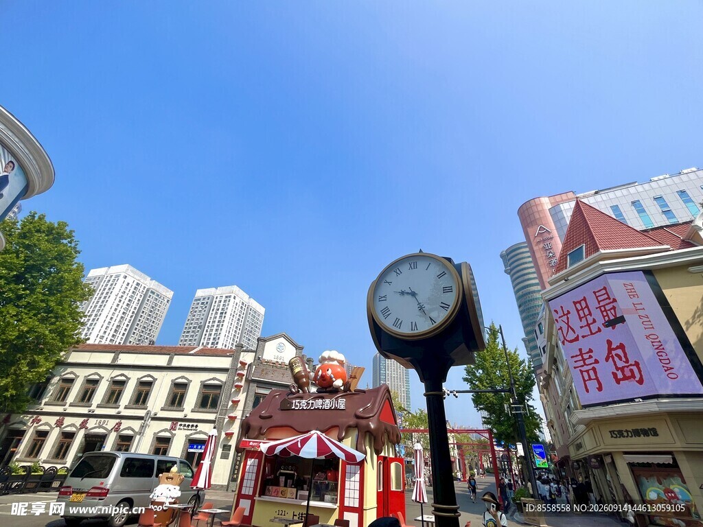 城市街头复古时钟与建筑