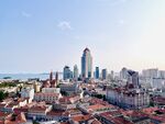 城市天际线与红顶建筑景观
