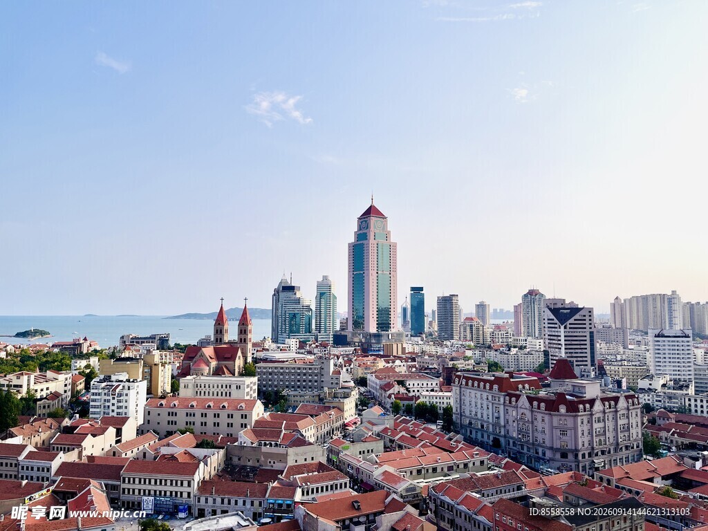 城市天际线与红顶建筑景观