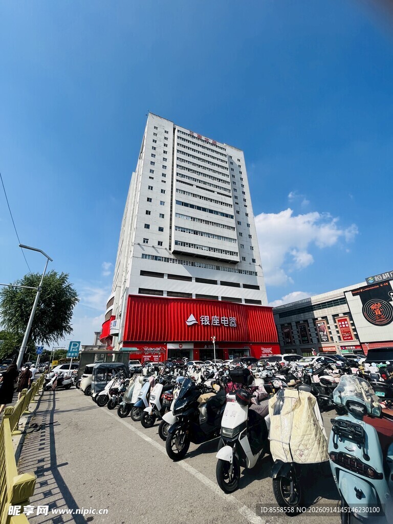 城市街头高楼与密集摩托车