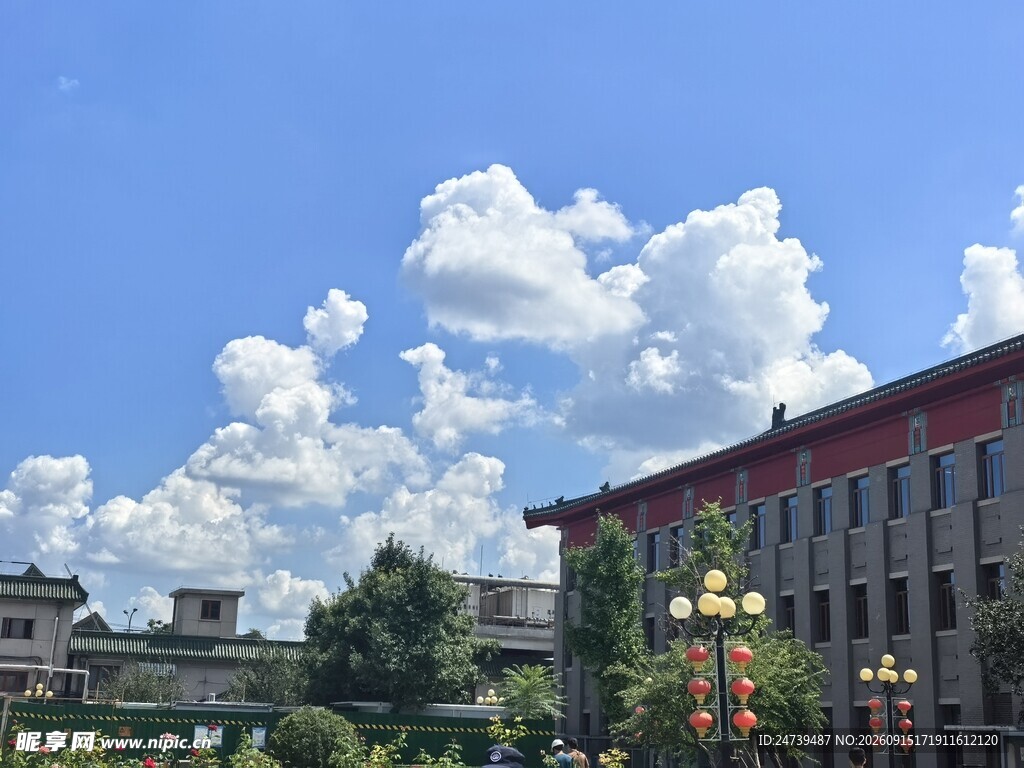 蓝天白云下的城市街景