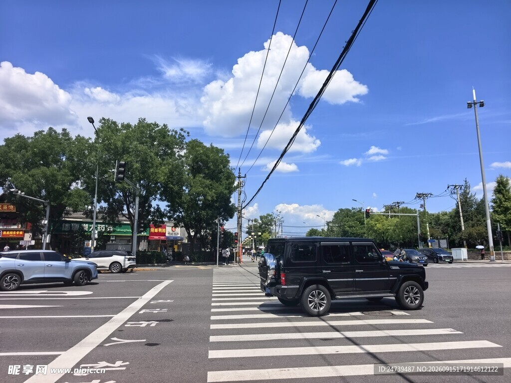 城市街道的车辆与蓝天白云