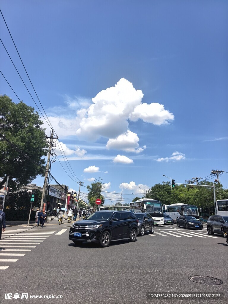 晴朗街道上的车辆与行人