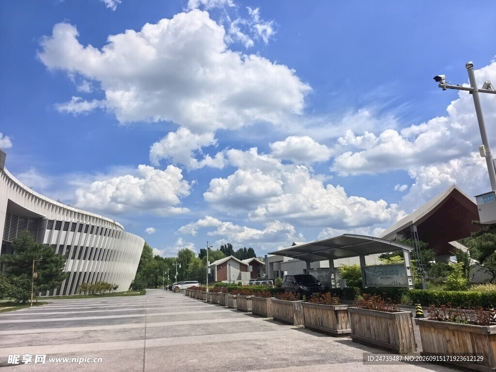 蓝天白云下的户外道路场景