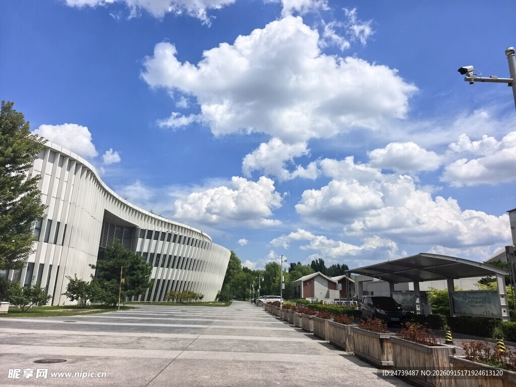 蓝天白云下的开阔厂区