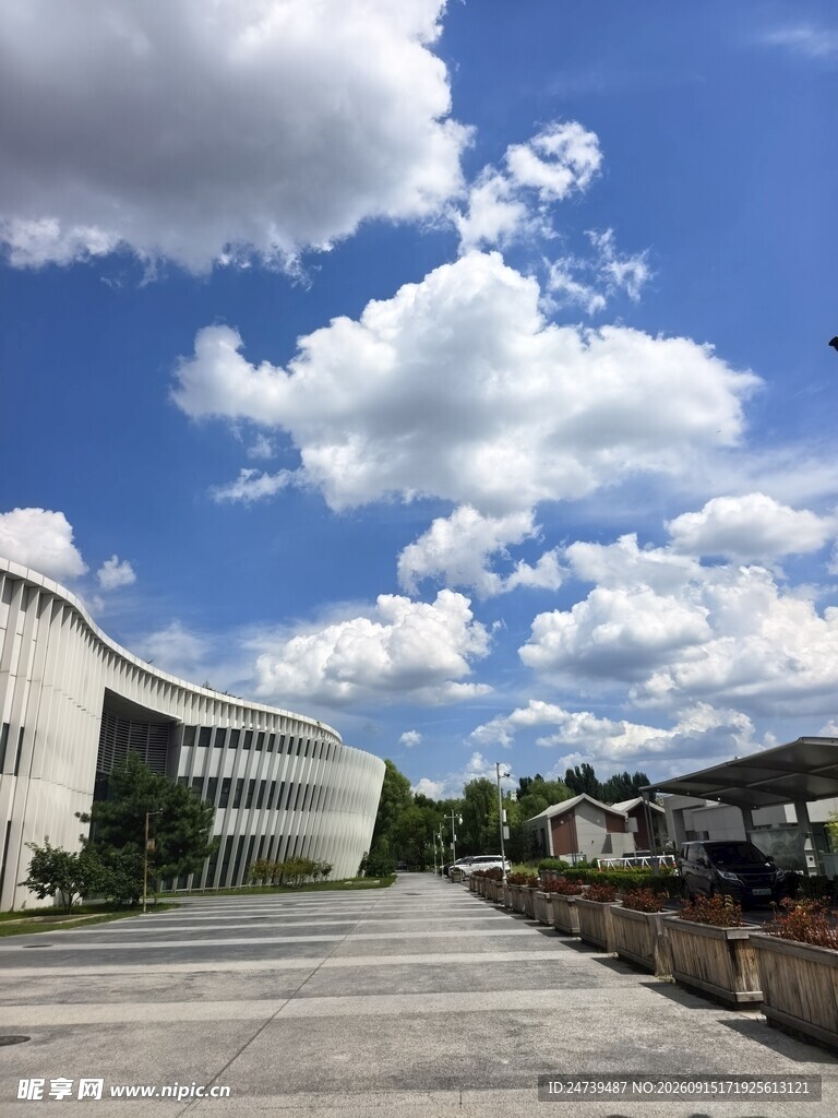 蓝天白云下的开阔厂区