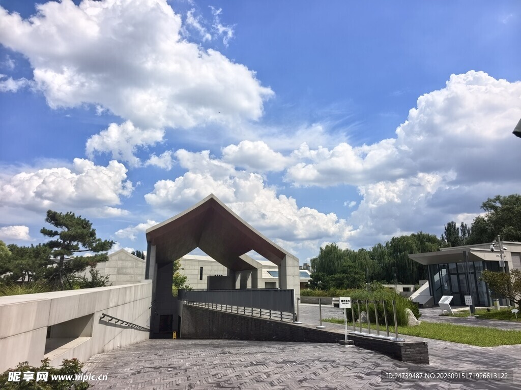 户外石亭与蓝天白云美景