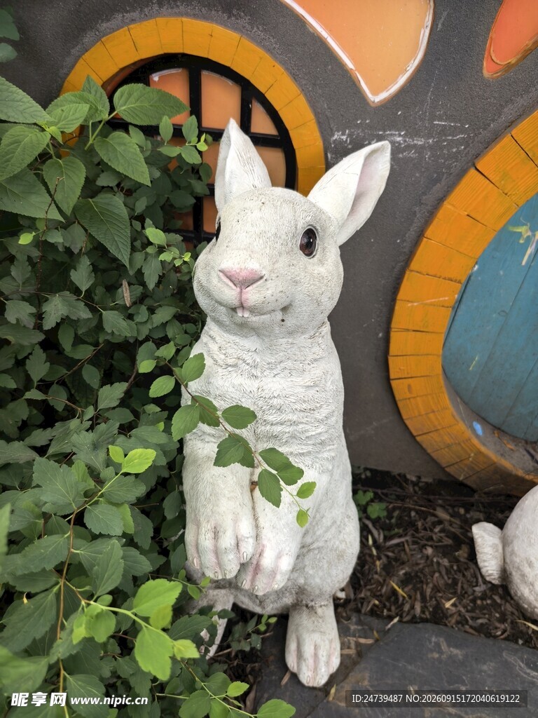 白兔雕塑藏身绿植间