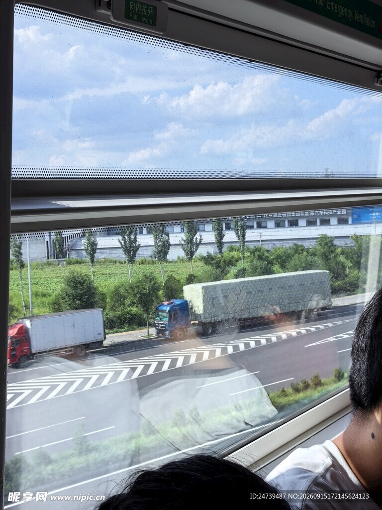 车窗外的公路风景