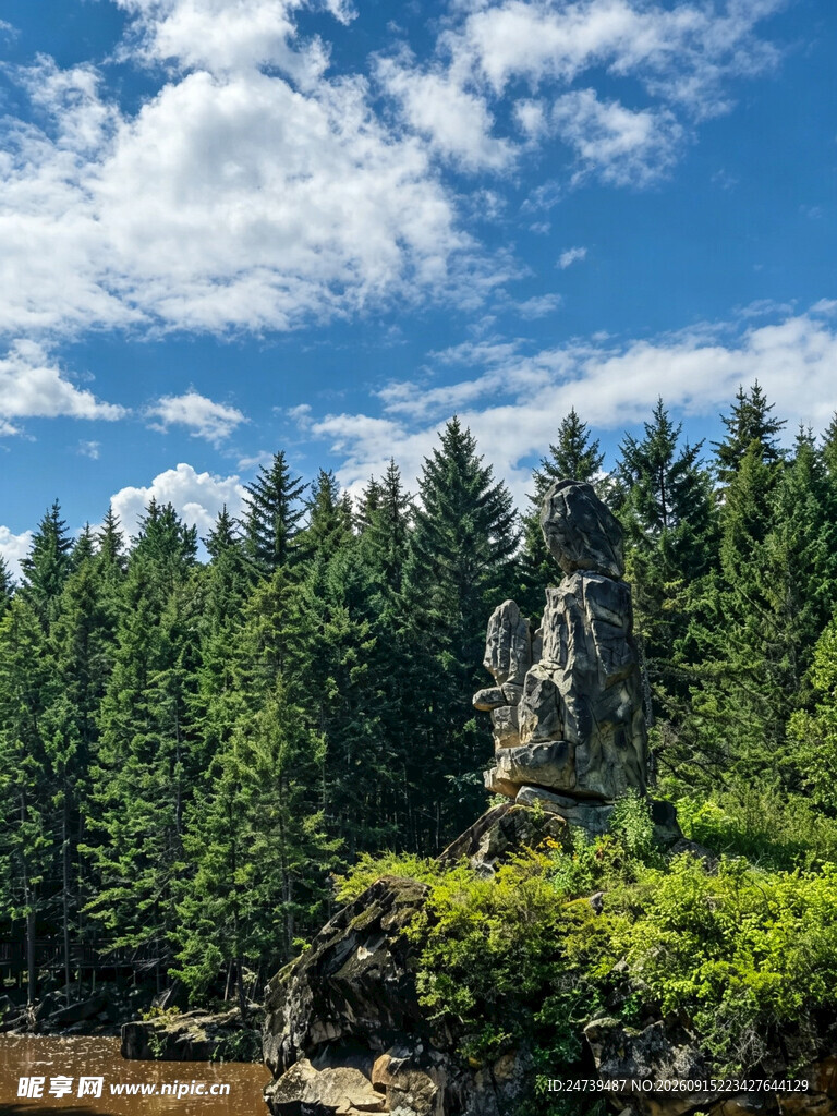 山林间的独特岩石景观