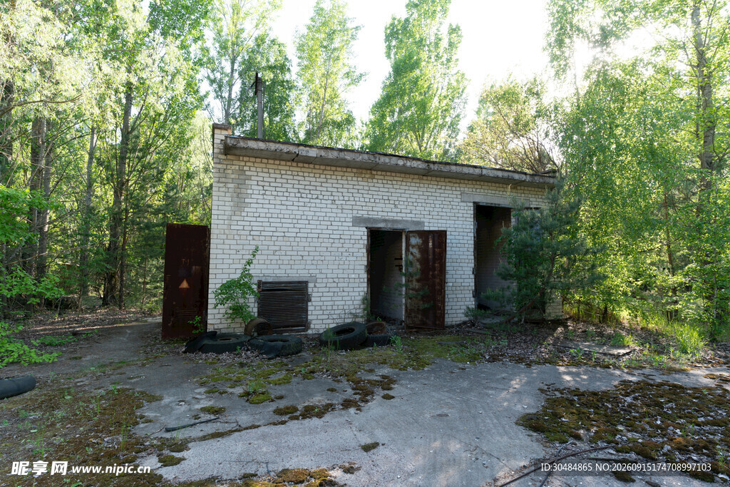 林间老旧小屋