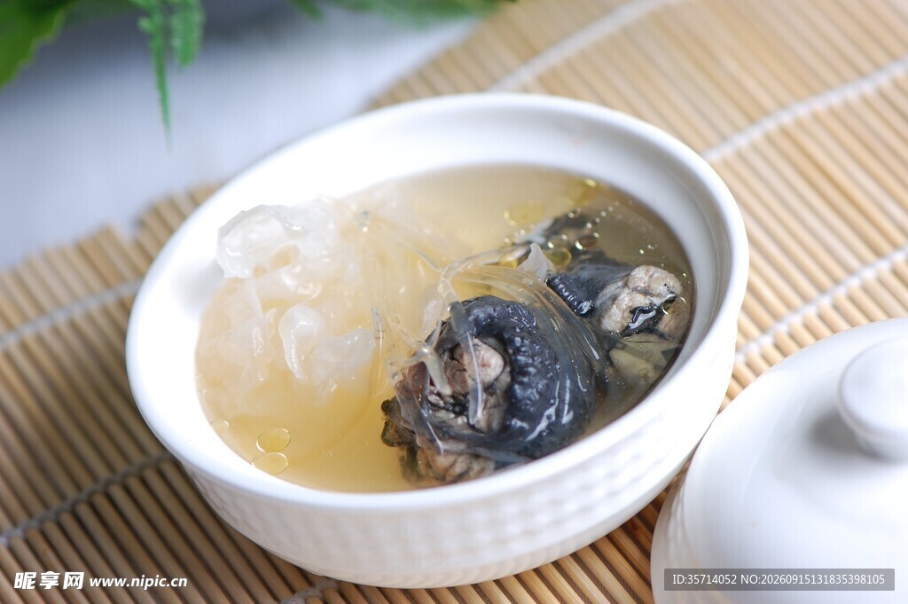 乌鸡银耳炖鱼翅