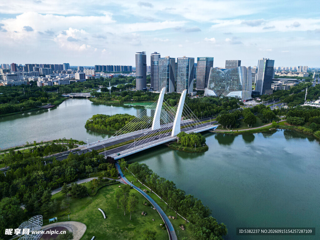 城市河畔桥梁与现代建筑群