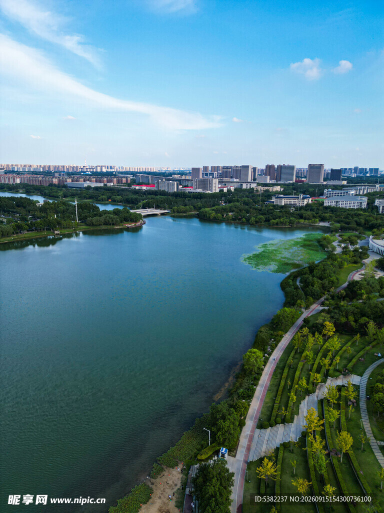 城市湖畔美丽风光