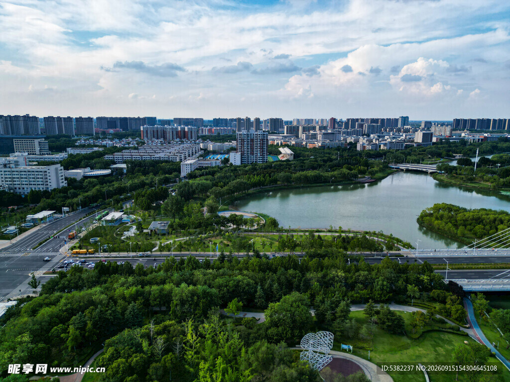 城市绿意景观俯瞰图